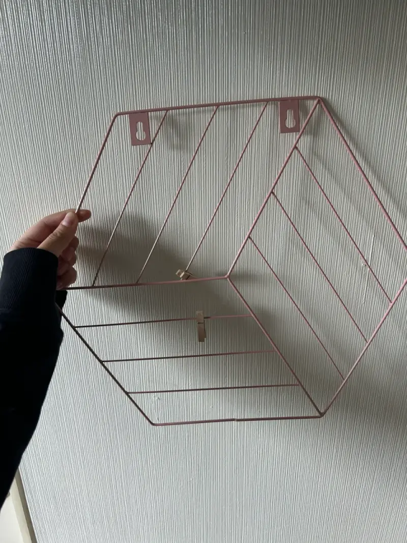 Estante de pared metálico hexagonal rosado - 1