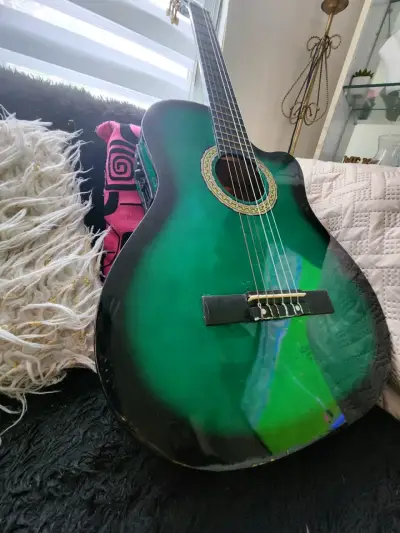 Guitarra electro acústica verde - miniatura 1
