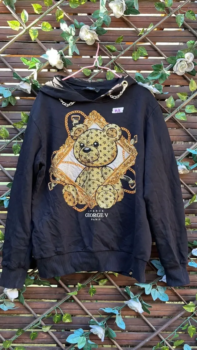 Polerón negro con diseño de oso George V
