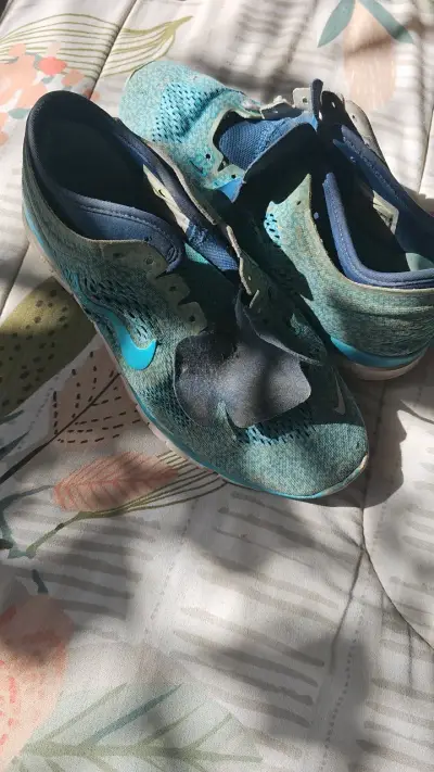 Zapatillas deportivas Nike azules desgastadas - miniatura 1