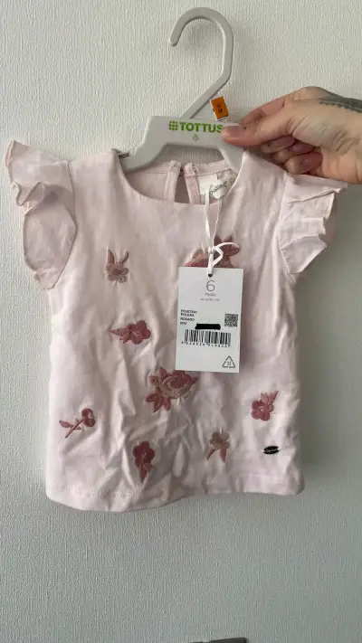Polera de bebé rosa con bordado floral - miniatura 1