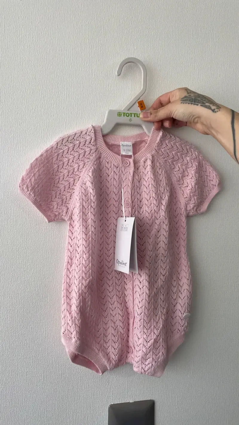 Polera de bebé rosa con bordado floral - 2