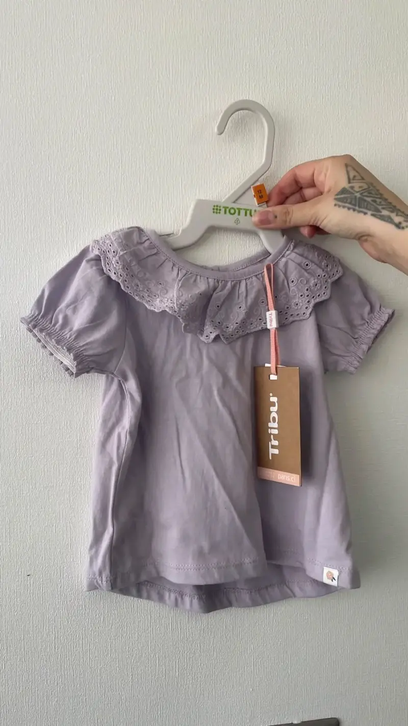 Polera de bebé rosa con bordado floral - 3