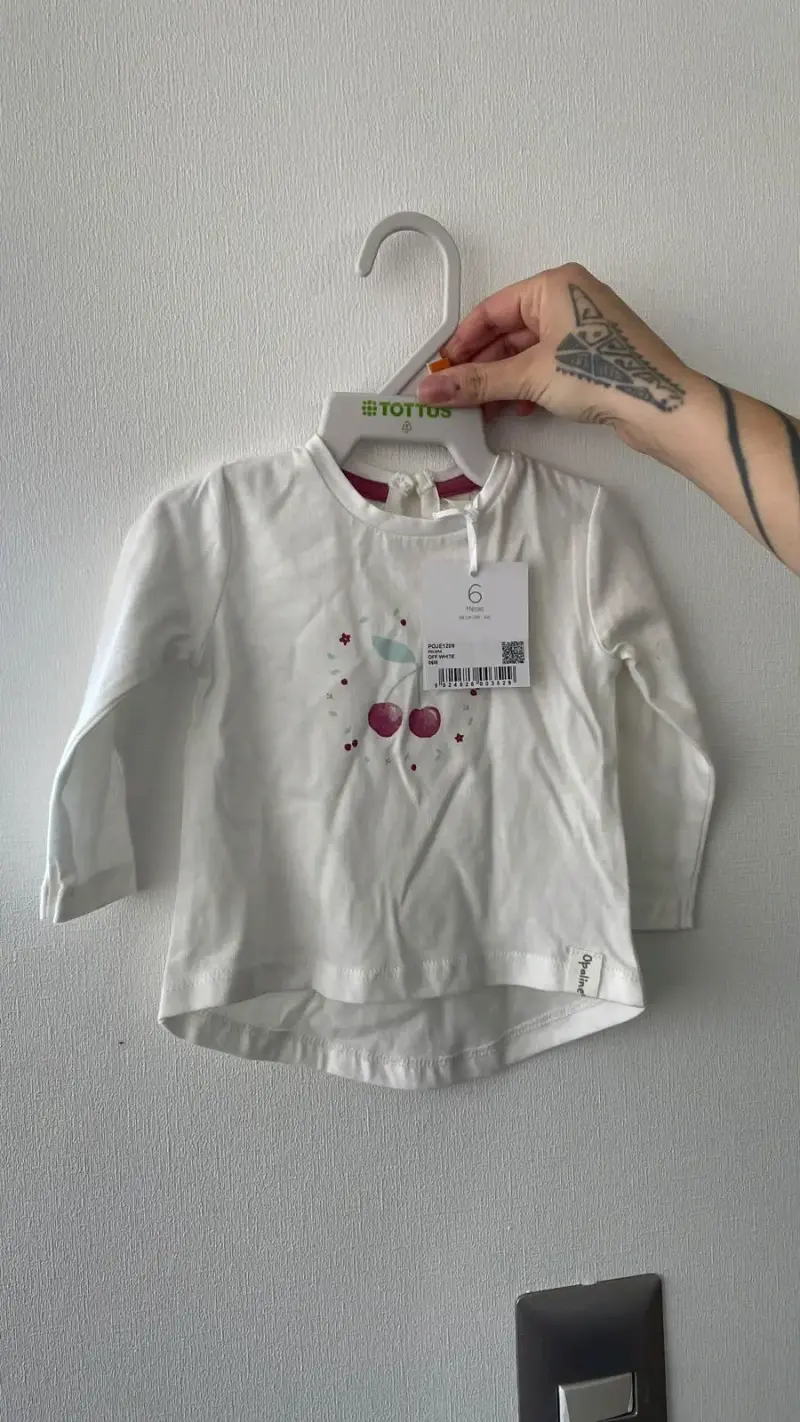 Polera de bebé rosa con bordado floral - 4