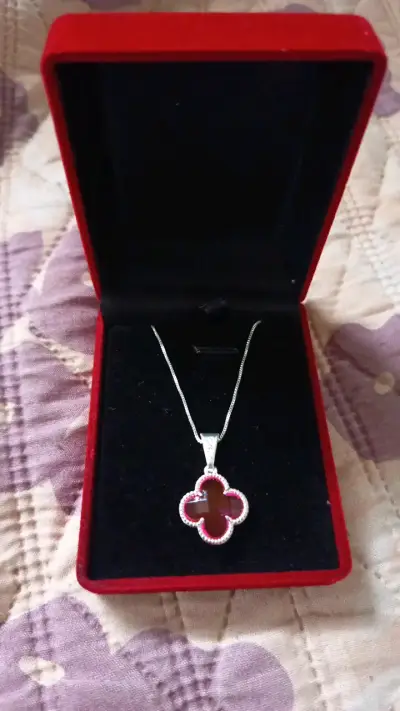 Collar con dije de trébol rosa - miniatura 1