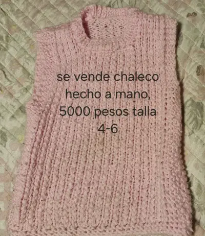 Chaleco sin mangas tejido a mano rosa - miniatura 2