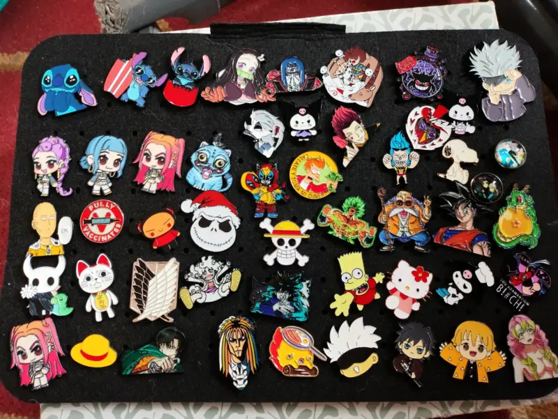 Set de pines de personajes de anime y caricaturas