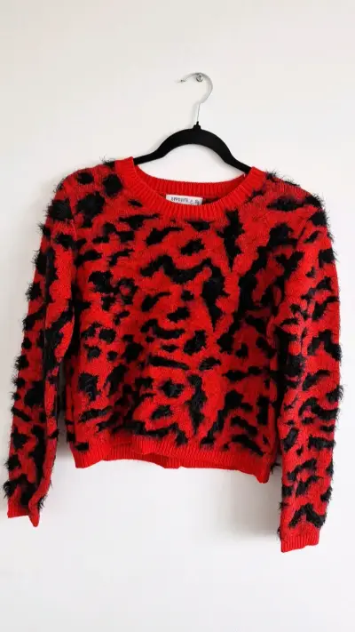 Suéter rojo con estampado animal print - miniatura 1