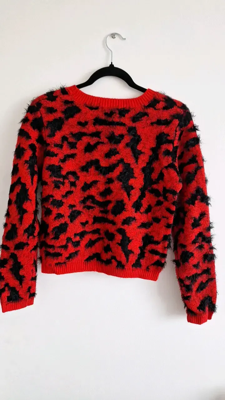 Suéter rojo con estampado animal print - 2