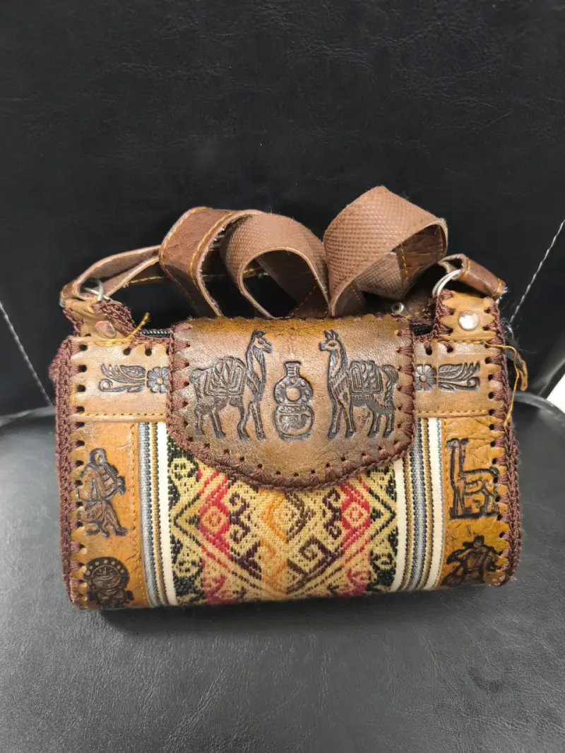 Bolso artesanal de cuero con diseño étnico