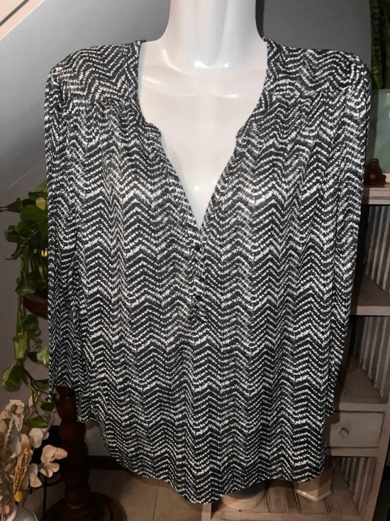 Blusa H&M estampada en zigzag blanco y negro - 1