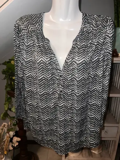 Blusa H&M estampada en zigzag blanco y negro - miniatura 1