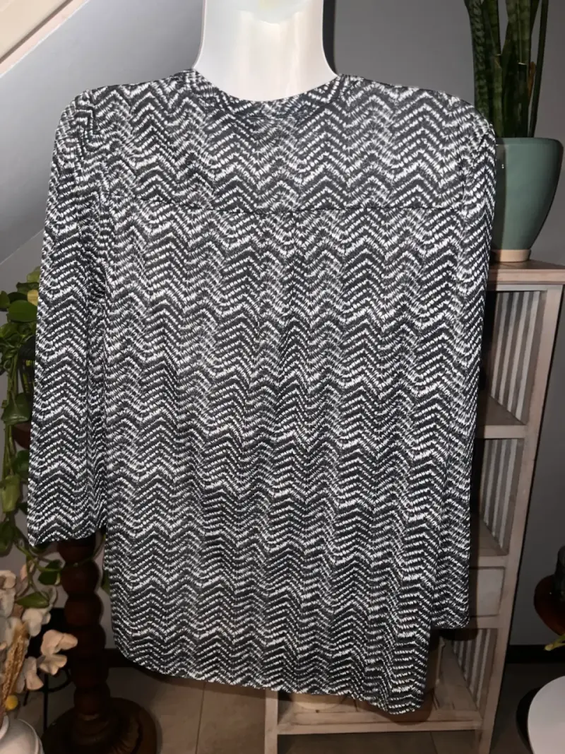 Blusa H&M estampada en zigzag blanco y negro - 2