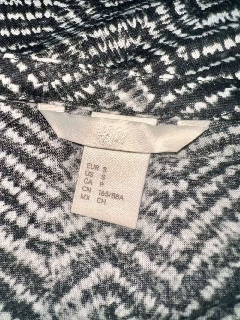 Blusa H&M estampada en zigzag blanco y negro - 3