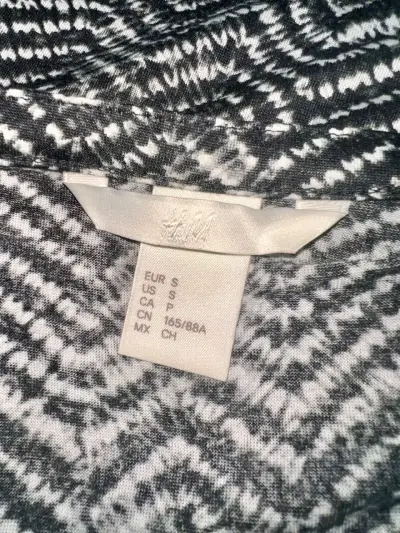 Blusa H&M estampada en zigzag blanco y negro - miniatura 3