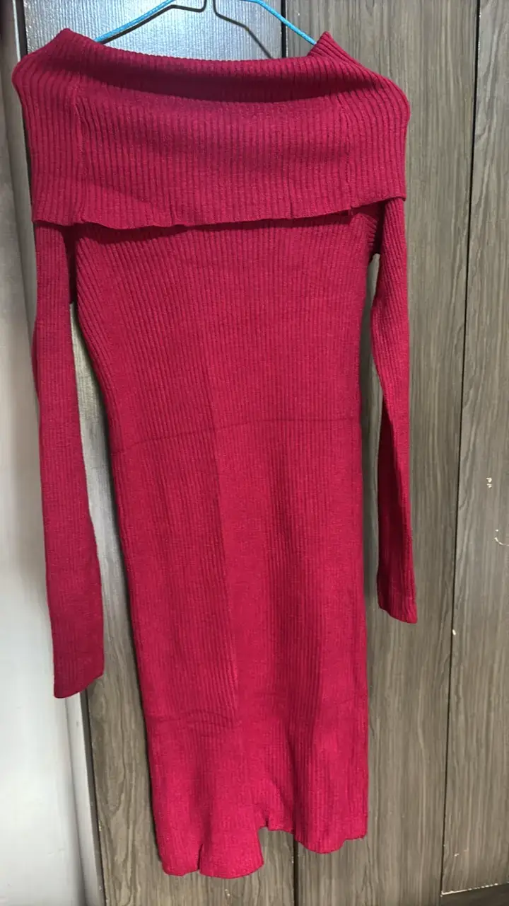 Vestido de punto rojo con cuello bote