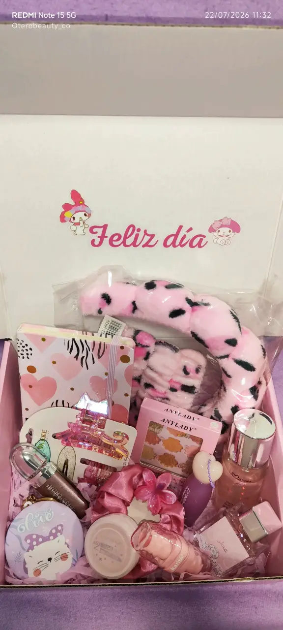 Caja de regalo con productos de belleza y accesorios