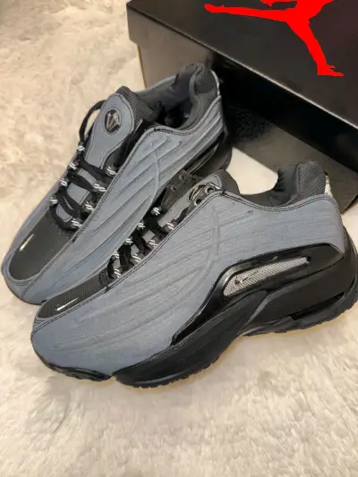 Zapatillas deportivas negras con diseño moderno - miniatura 1
