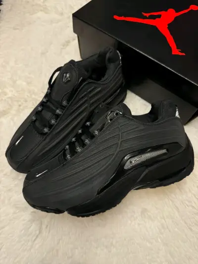 Zapatillas deportivas negras con diseño moderno - miniatura 2