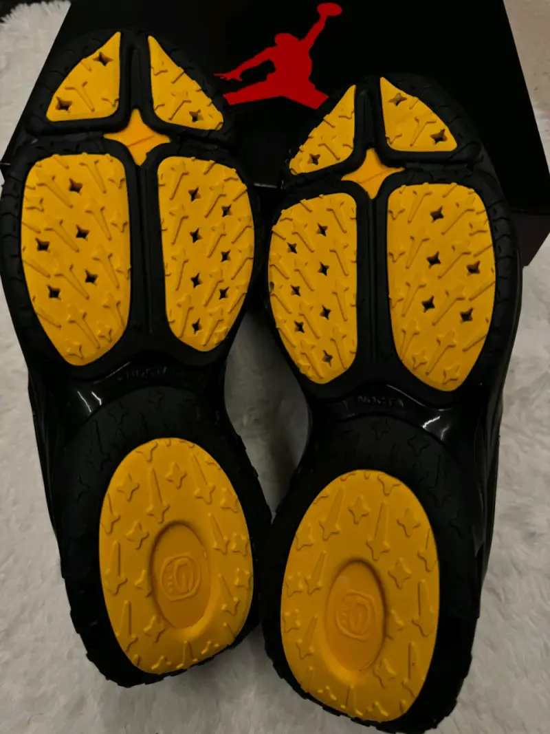 Zapatillas deportivas negras con diseño moderno - 3