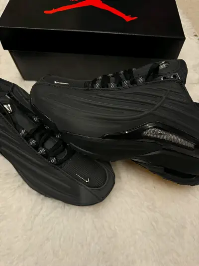 Zapatillas deportivas negras con diseño moderno - miniatura 4
