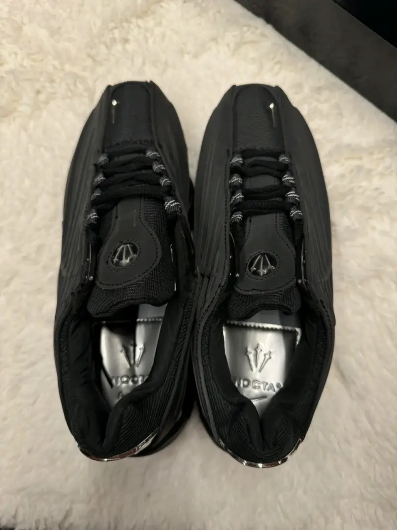 Zapatillas deportivas negras con diseño moderno - 6