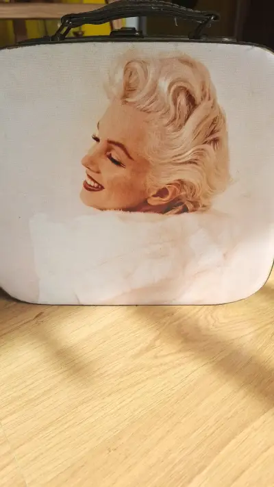 Maleta vintage con imagen icónica - miniatura 1