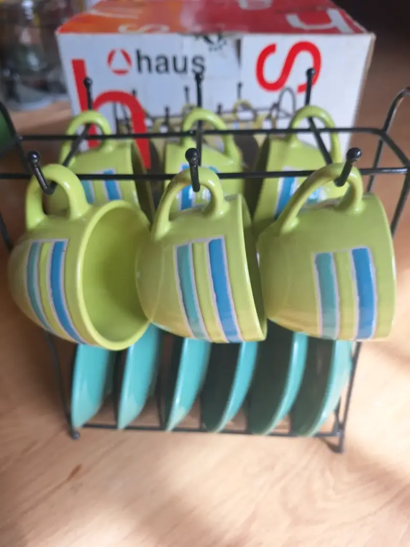 Set de tazas y platos Haus con soporte