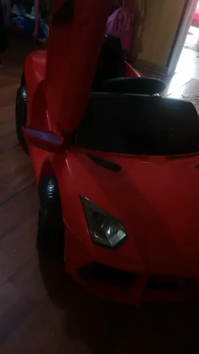 Auto eléctrico para niños rojo deportivo - miniatura 1