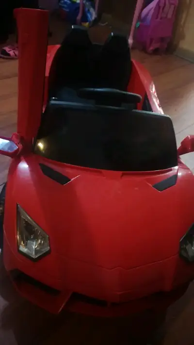 Auto eléctrico para niños rojo deportivo - miniatura 2