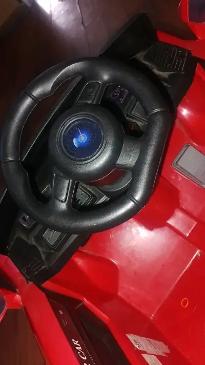 Auto eléctrico para niños rojo deportivo - miniatura 3