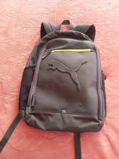 Mochila negra Puma con bolsillo frontal - miniatura 1