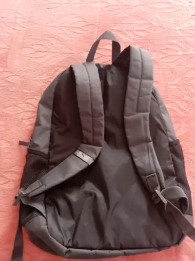 Mochila negra Puma con bolsillo frontal - miniatura 2