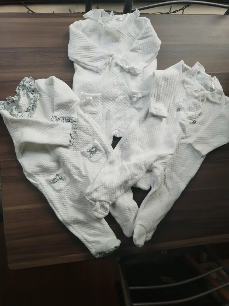Conjunto de enteritos de bebé blancos con detalles