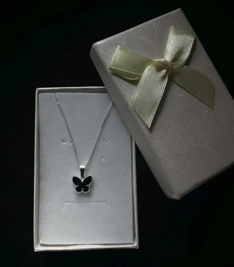 Collar de mariposa en caja de regalo