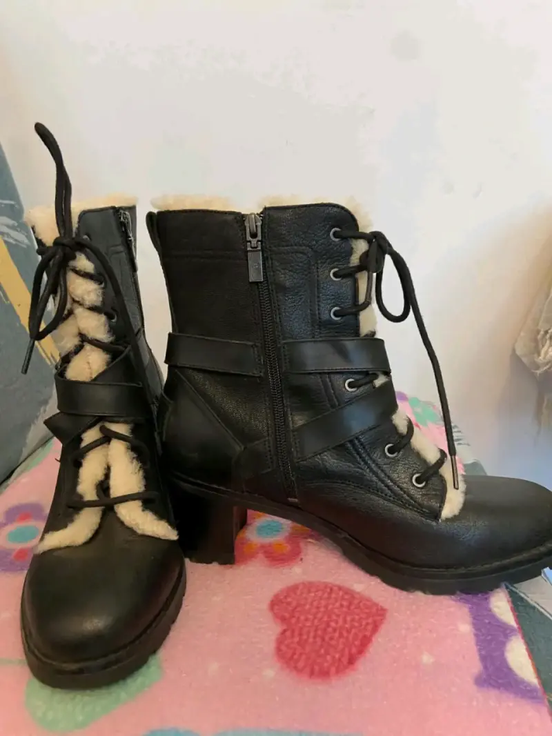 Botines de cuero negro con forro de lana UGG