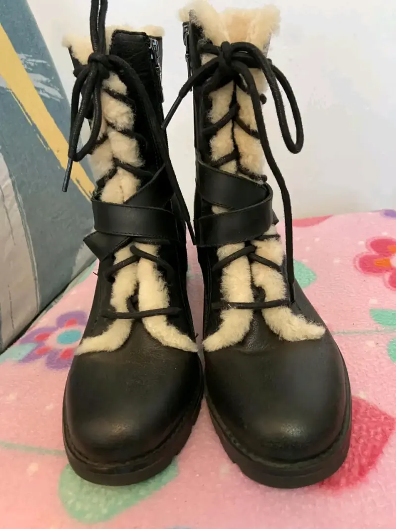Botines de cuero negro con forro de lana UGG - 2
