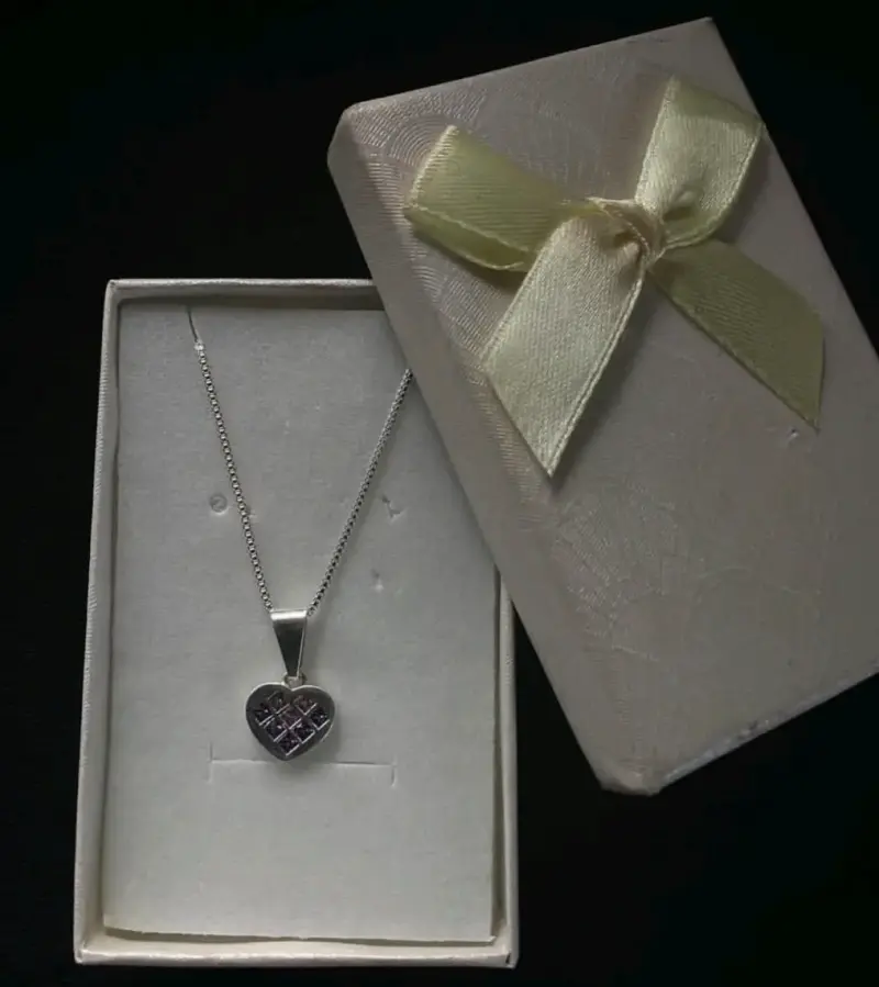 Collar de plata con dije de corazón