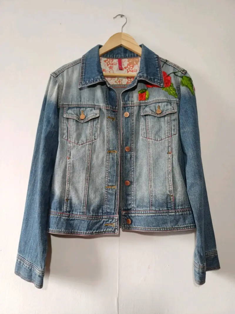 Chaqueta de mezclilla bordada para mujer
