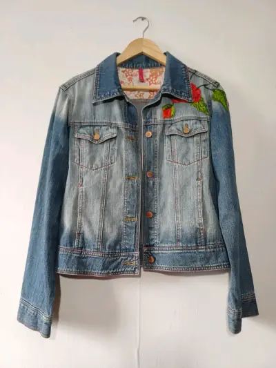 Chaqueta mezclilla Fes,talla L, con bordado flores - miniatura 1