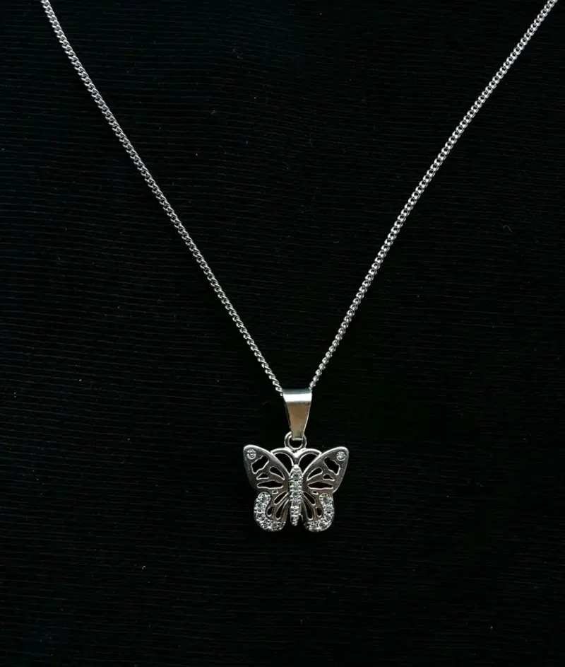 Collar de plata con colgante de mariposa
