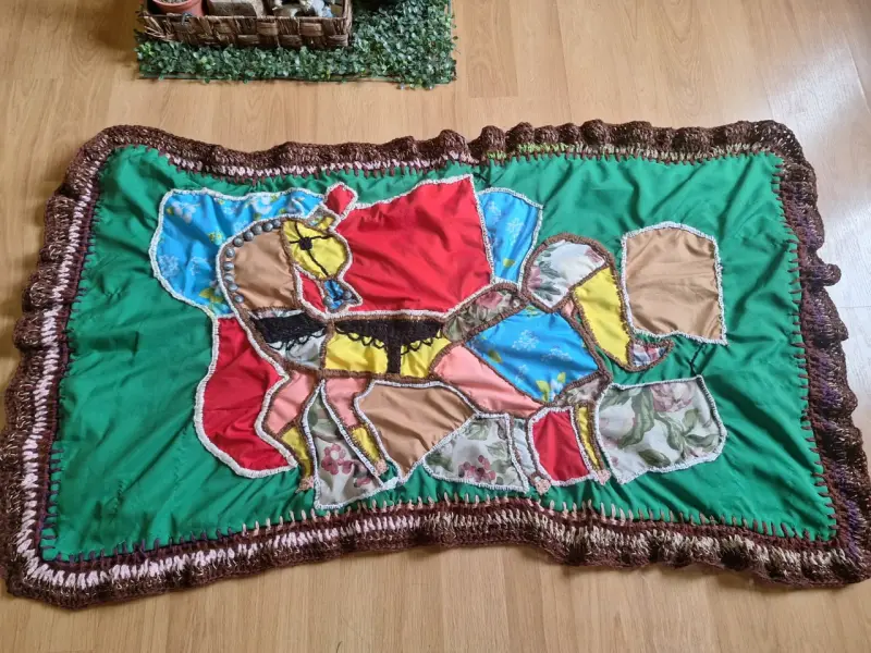 Manta decorativa artesanal con diseño de caballo