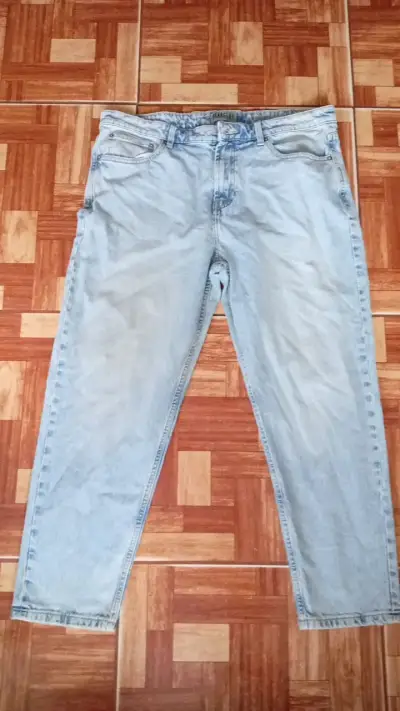 Jeans de mezclilla azul claro para hombre - miniatura 1