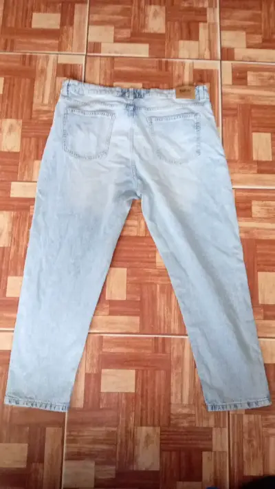 Jeans de mezclilla azul claro para hombre - miniatura 2