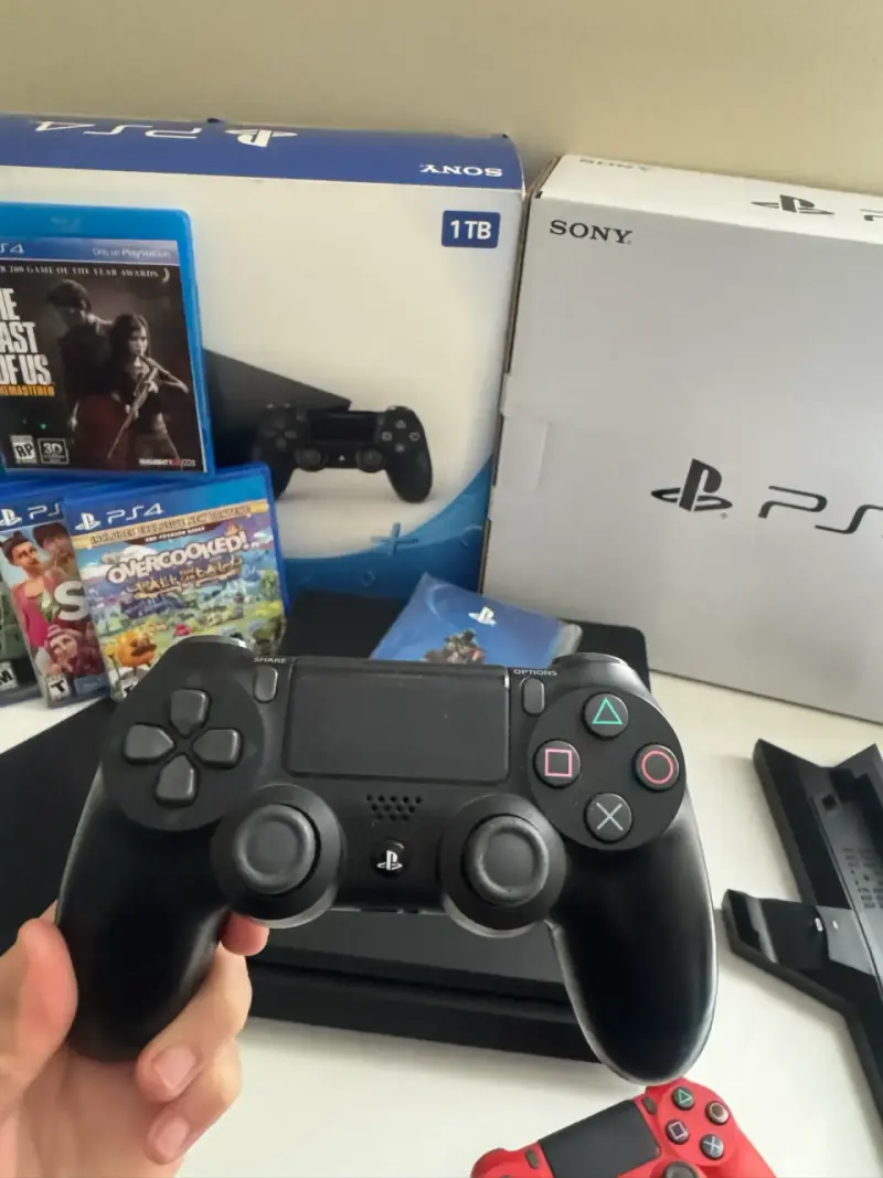 Consola PS4 con 5  juegos y 2 controles. Exc Estad - 4