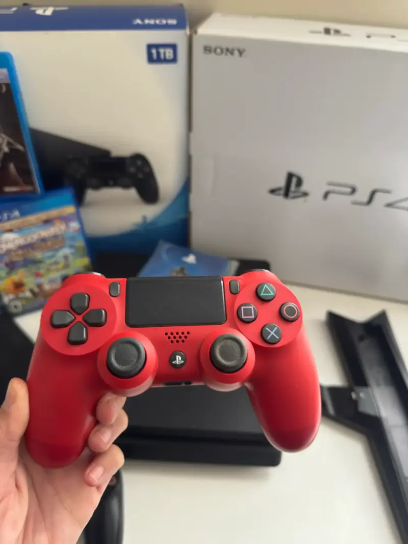Consola PS4 con 5  juegos y 2 controles. Exc Estad - 5