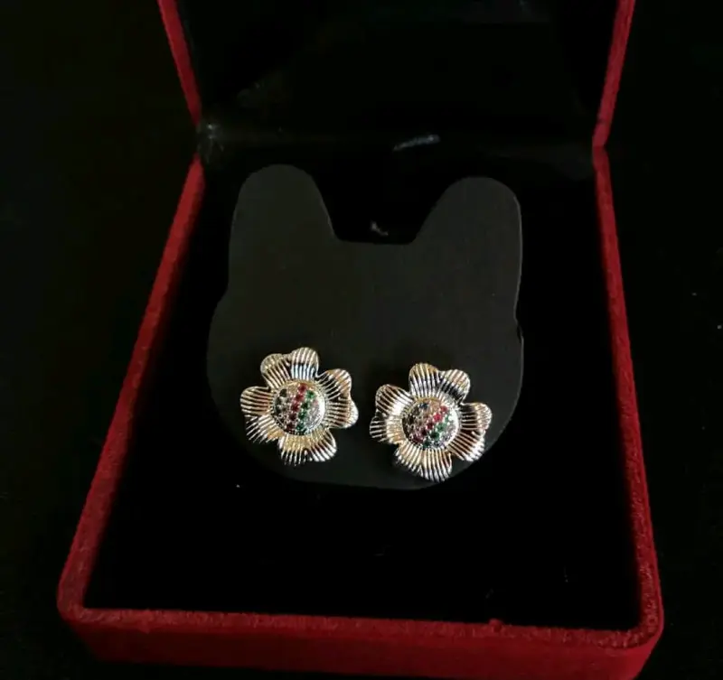 Elegantes aros de flor con piedras brillantes