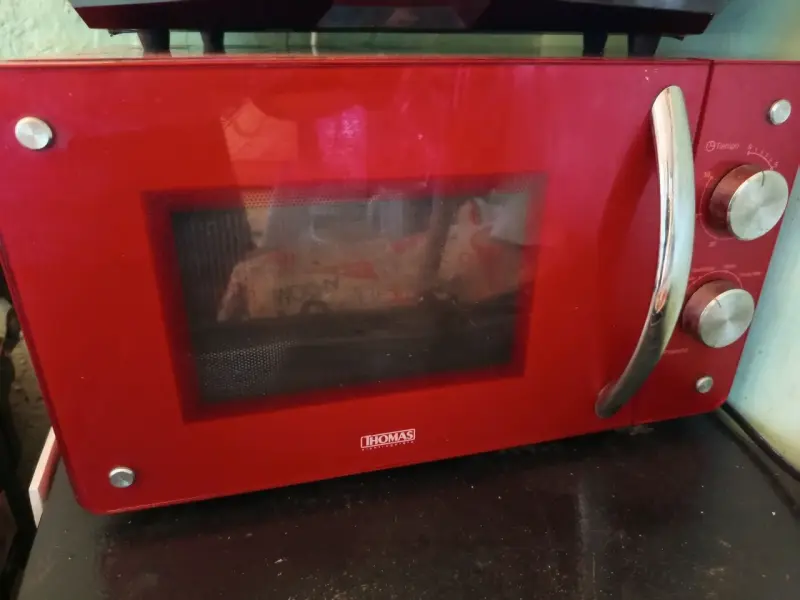 Horno eléctrico rojo Thomas en buen estado