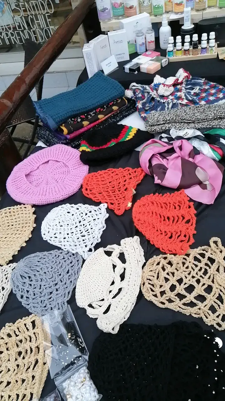 Gorros tejidos a crochet de colores variados