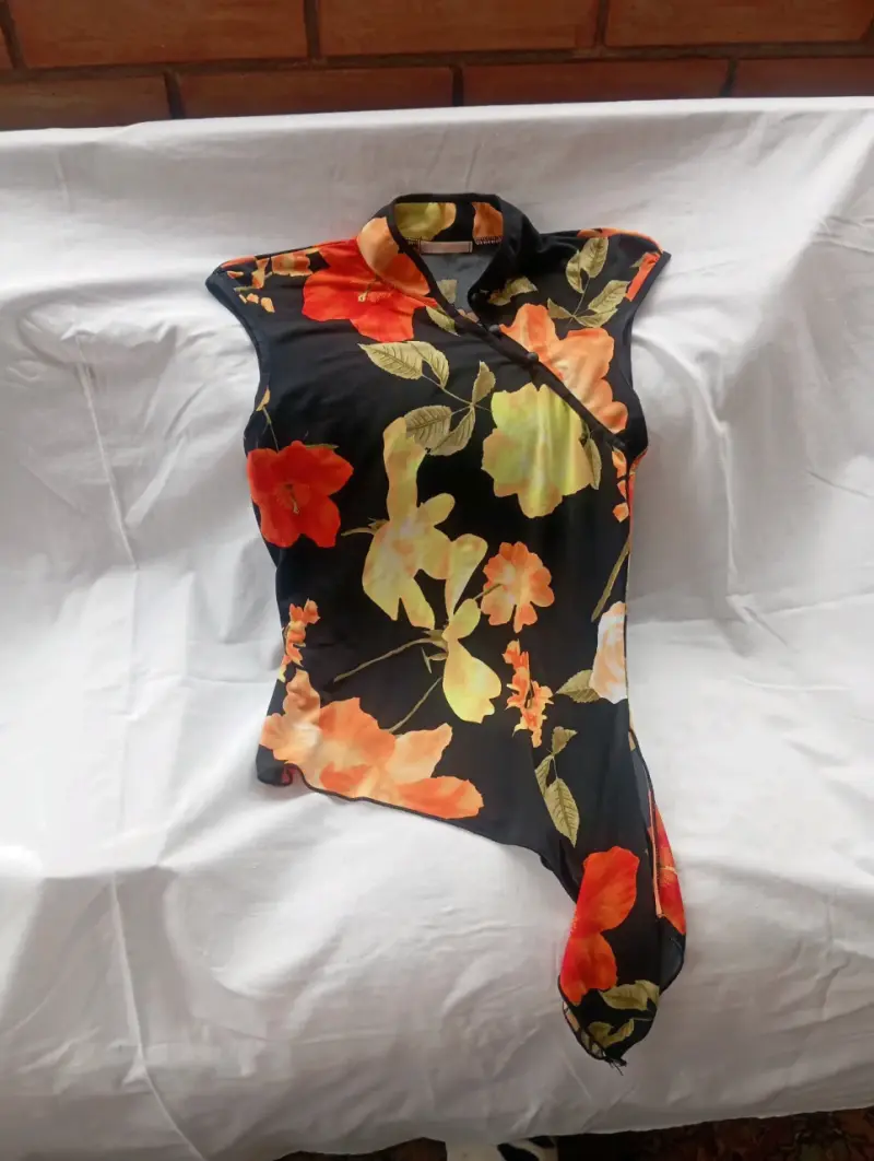 Blusa asimétrica floral para mujer - 1